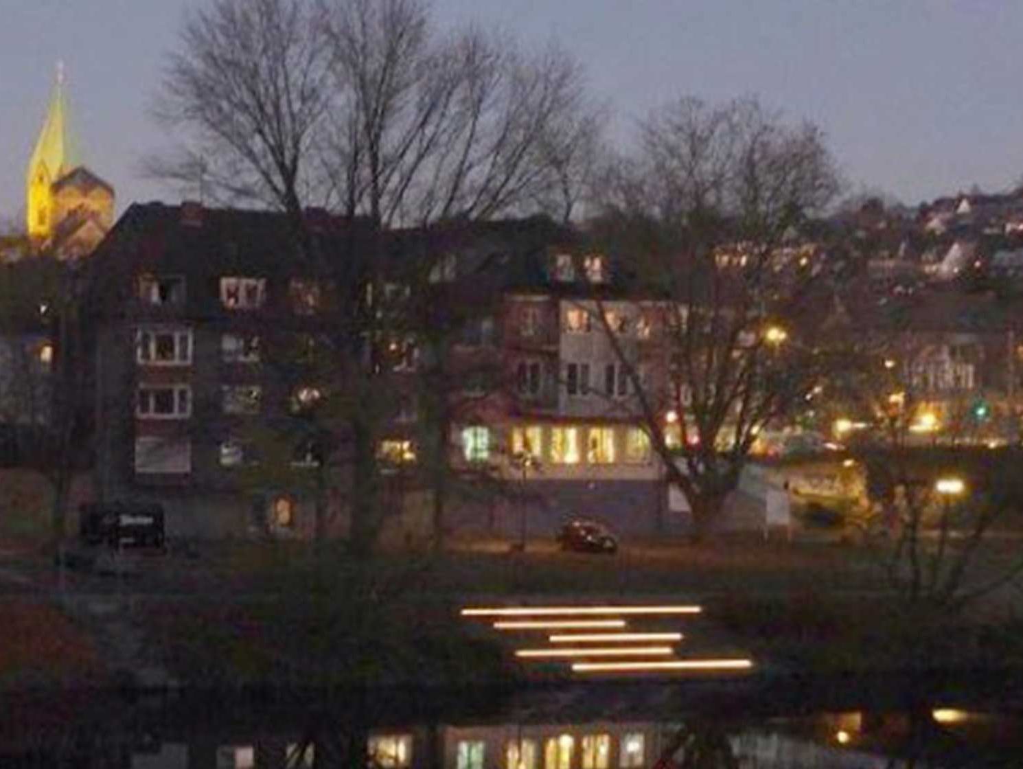 An der Ruhrpromenade ist die "Heino-Thiele-Freitreppe" eröffnet. Die Beleuchtung der Ruhr-Ufer-Treppe ist eingerichtet und die Beleuchtung geschaltet. Das Ruhrufer ist jetzt stimmungsvoll illuminiert.   Am 24. Juni 2017 erhielt die Treppe ihren Namen. Die Verwaltung hat die Benennung als ''Heino-Thiele-Freitreppe'' bestätigt. Die Einweihung, auch der Treppenbeleuchtung erfolgte nun ein Jahr nach dem Tode des zu Ehrenden Dr. Heino Thiele.